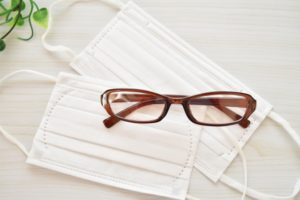 即解決!マスクにメガネでも曇らない方法&落ちるのを防ぐコツ