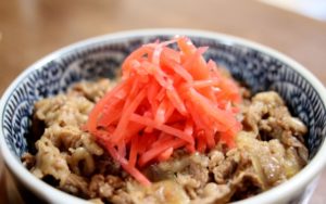 牛丼で紅生姜を食べ過ぎる人は要注意!?紅生姜の塩分・栄養・効果とは