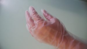 使い捨て手袋はどこに売ってる?新型コロナ感染対策なら外し方が大切