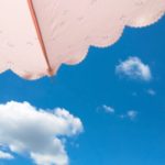 日傘は何色がいいのか知ってる?涼しさ重視なら白・紫外線対策なら黒