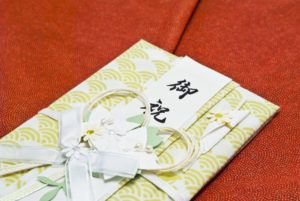 結婚式でふくさがない時はハンカチで代用しよう！色やマナーも要チェック