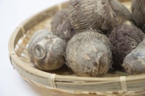 里芋は生で食べると毒といわれる理由は？食べたらどうなるの？
