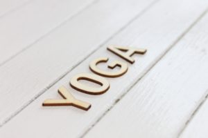 ヨガを始めたいけど初めてで一人は不安なら自宅でオンラインレッスンがおすすめ!