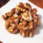 くるみは食べすぎると太るの?ニキビや腹痛が起きるという噂は本当?