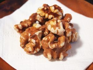 くるみは食べすぎると太るの？ニキビや腹痛が起きるという噂は本当？